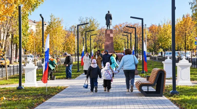 В Алчевске после реконструкции открыли бульвар и площадь на проспекте Ленина