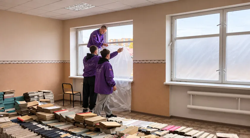 Активисты спасают документы из разрушенного архива ЛНР в Луганске